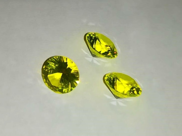 Ce:YAG synthetical gemstone - UV active - 8mm - Y3Al5O12 - Image 2